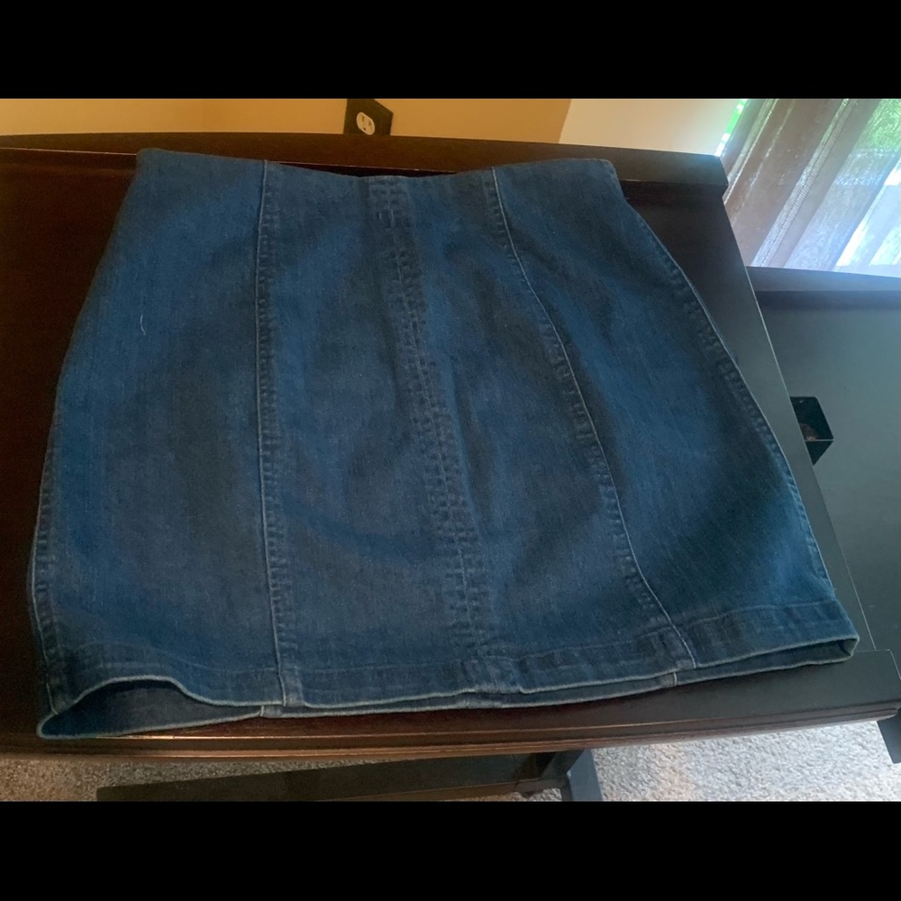 Jean skirt w/ back zipper.  Sz M. Really cute!